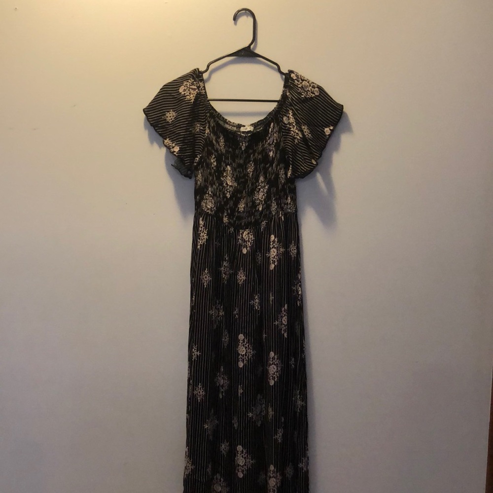Black Floral Flutter-Sleeve Maxi Dress